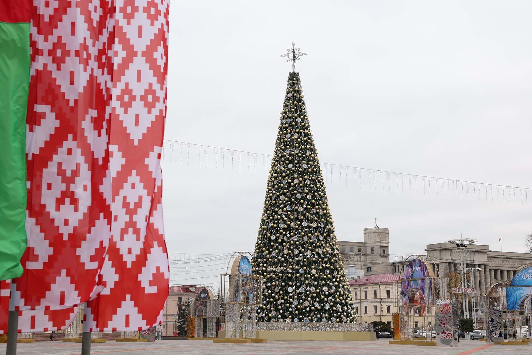 Новогодняя елка на Октябрьской площади в Минске. © Павел Орловский, Times.by