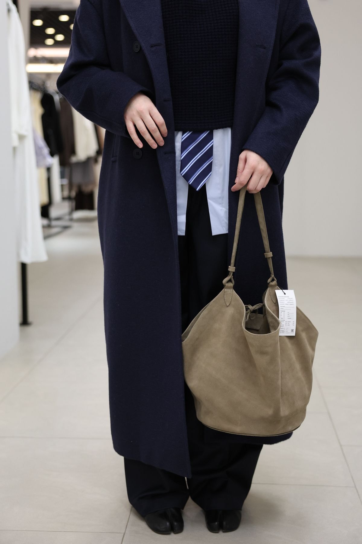 Манишка и брюки – The Suitter, пальто – Versia, сумка и таби – Inka, рубашка – Lofman