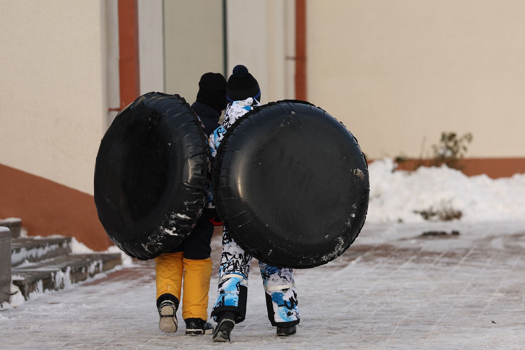 Дети с «ватрушками»