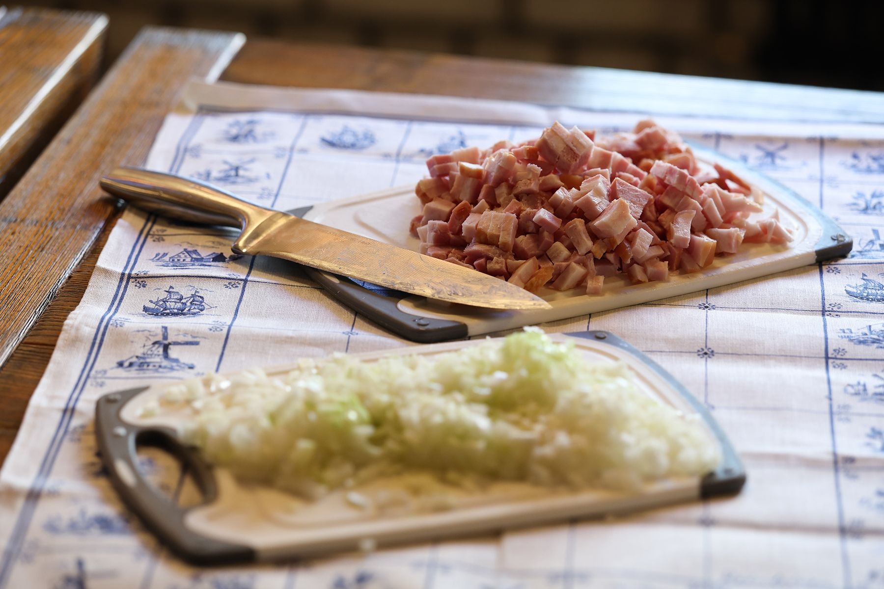 Нарезанные лук и грудинка