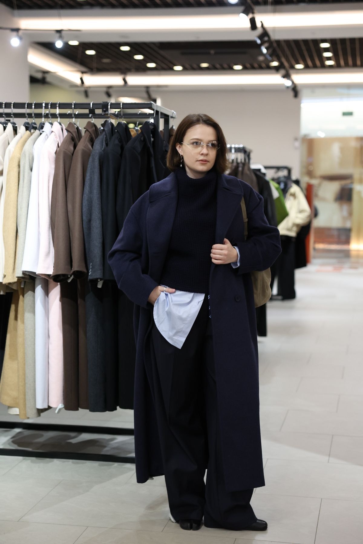 Манишка и брюки – The Suitter, пальто – Versia, сумка и таби – Inka, рубашка – Lofman