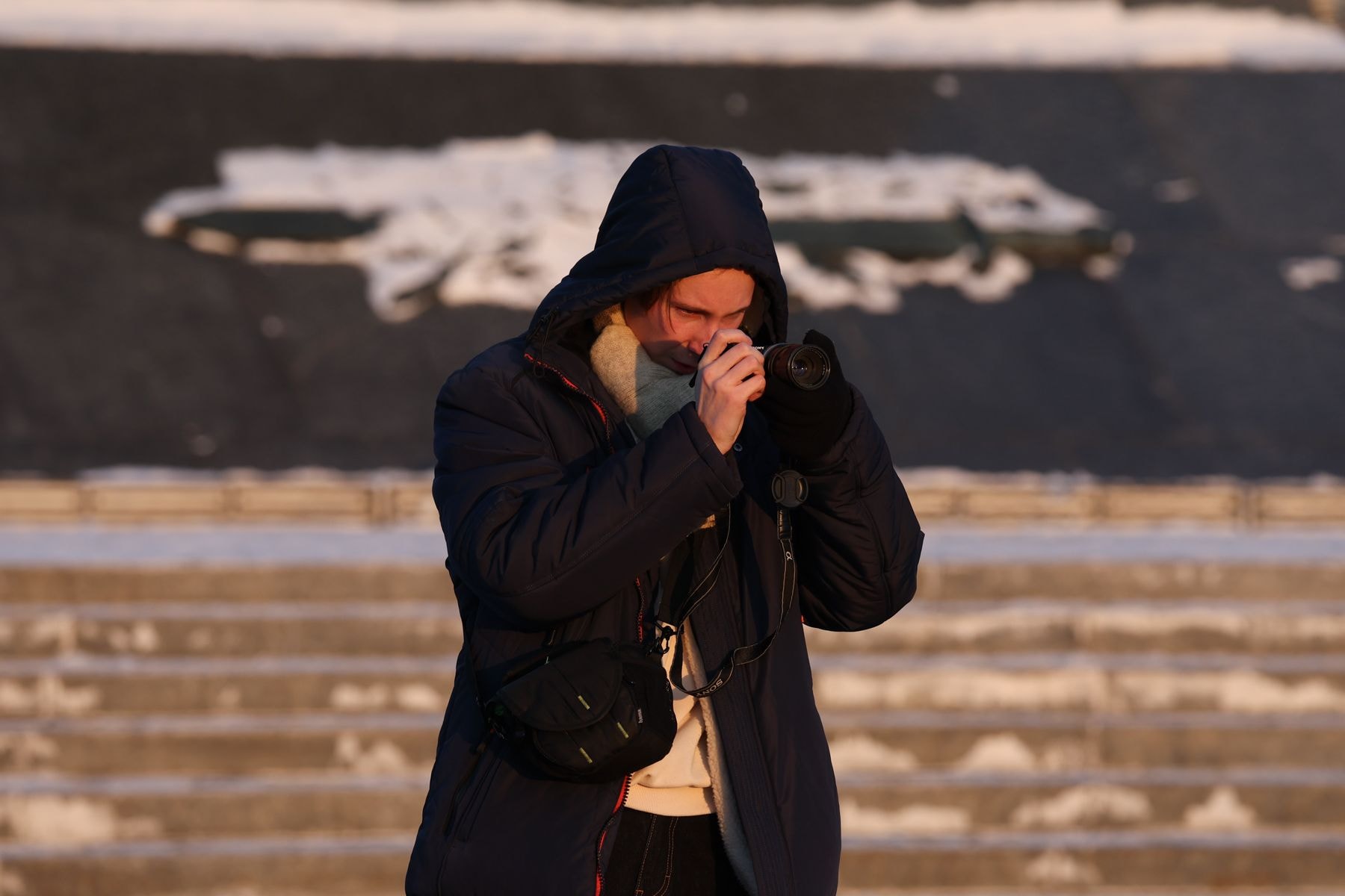 Молодой человек с фотоаппаратом