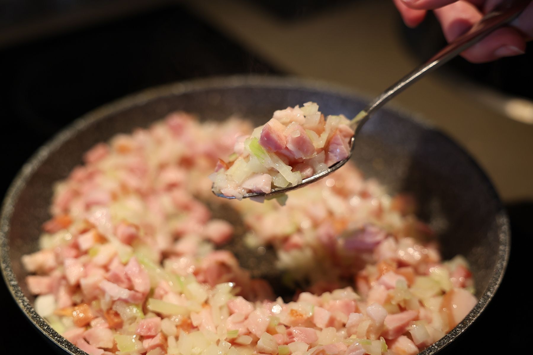 Лук с грудинкой на сковородке