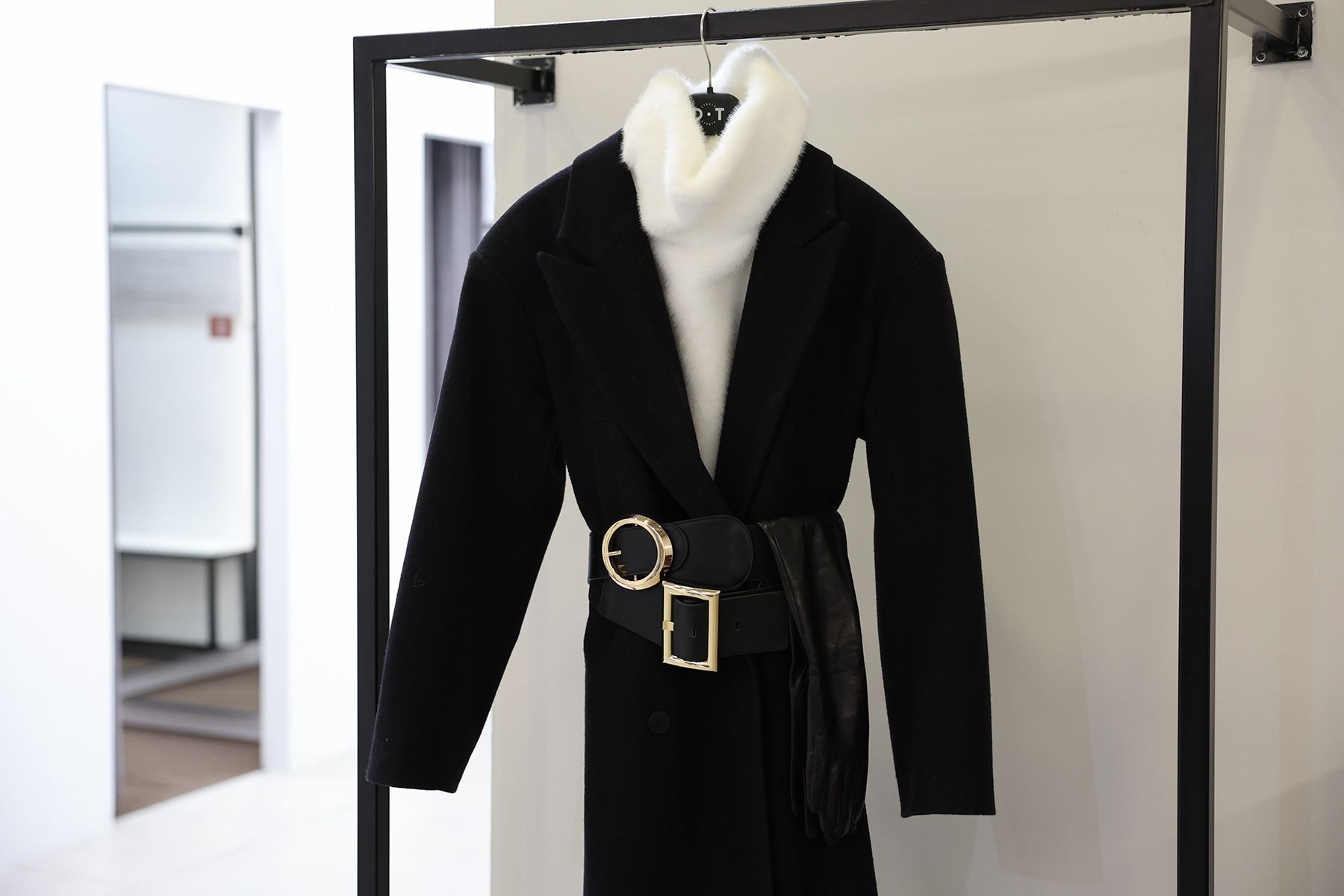 Пальто с акцентными ремнями