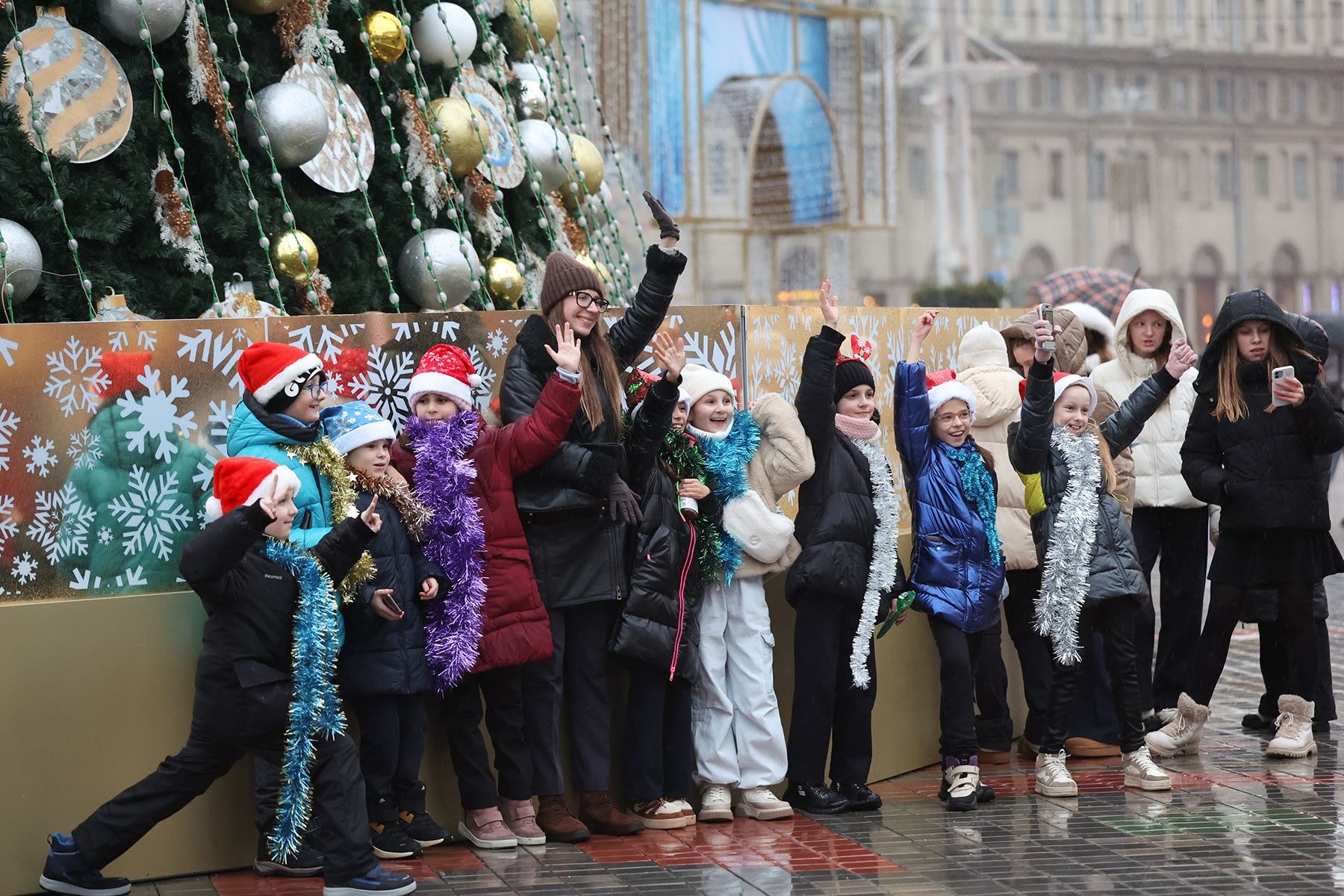 Дети у главной елки 