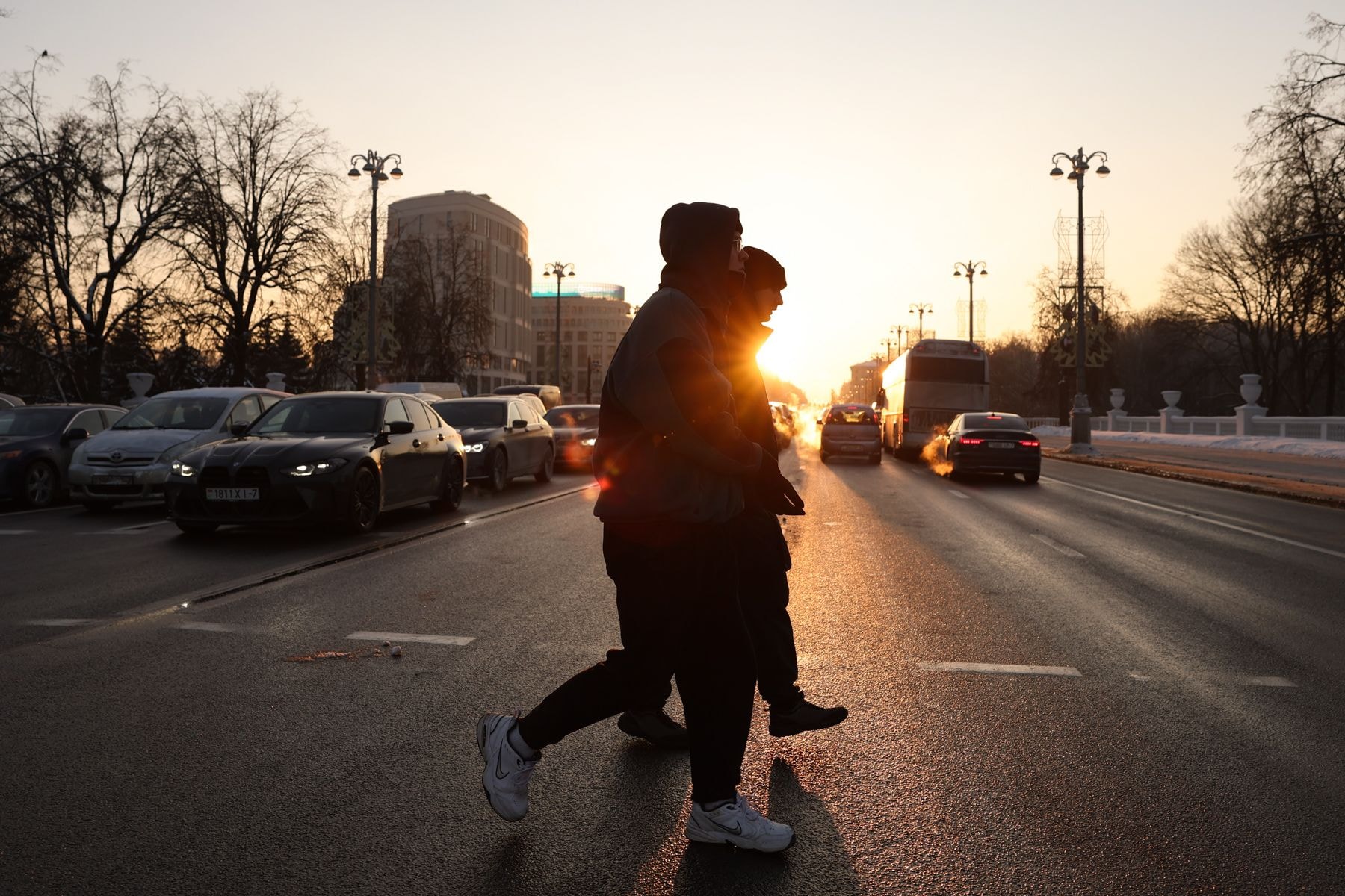 Люди на пешеходном переходе