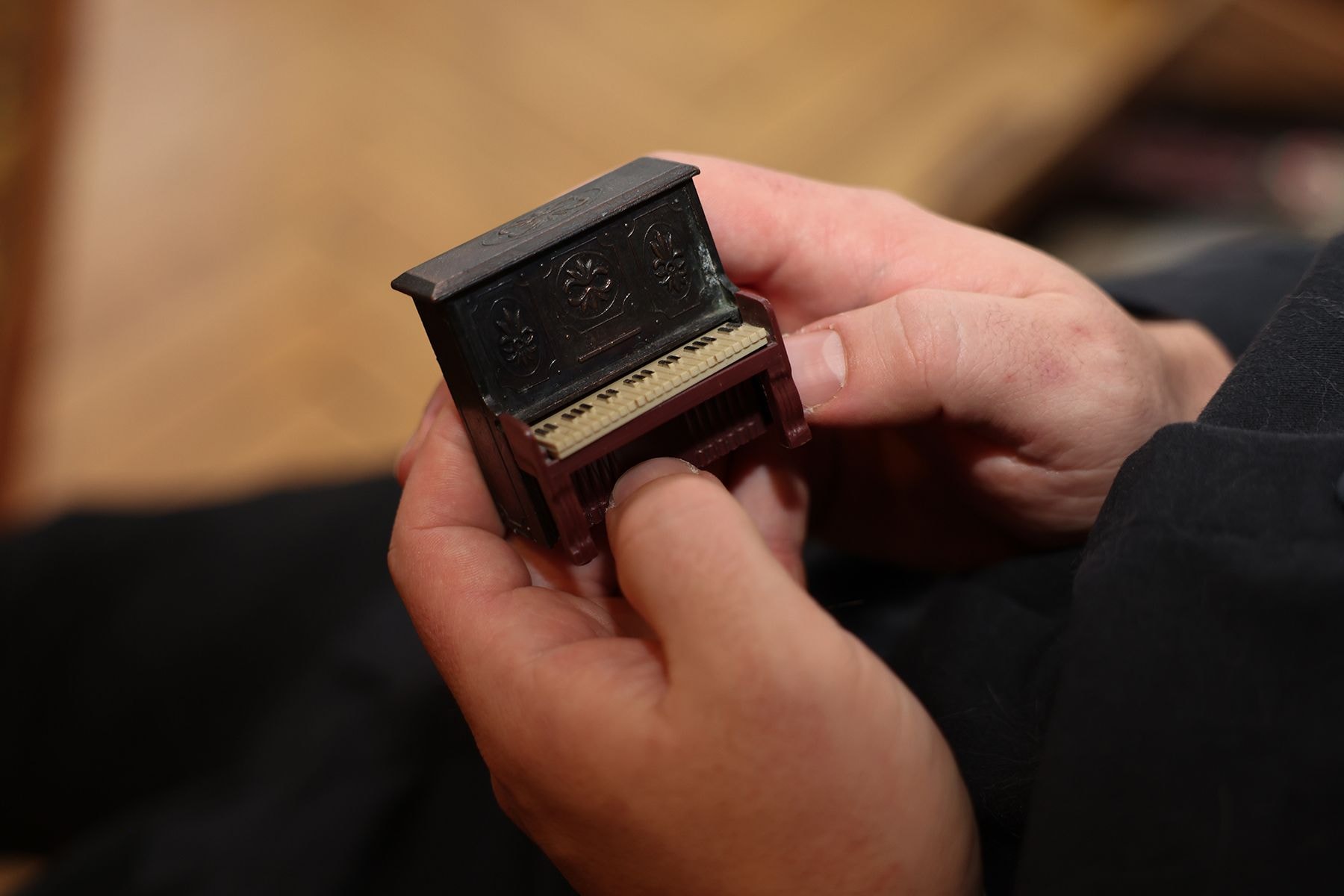 Миниатюрное пианино в руках музыканта