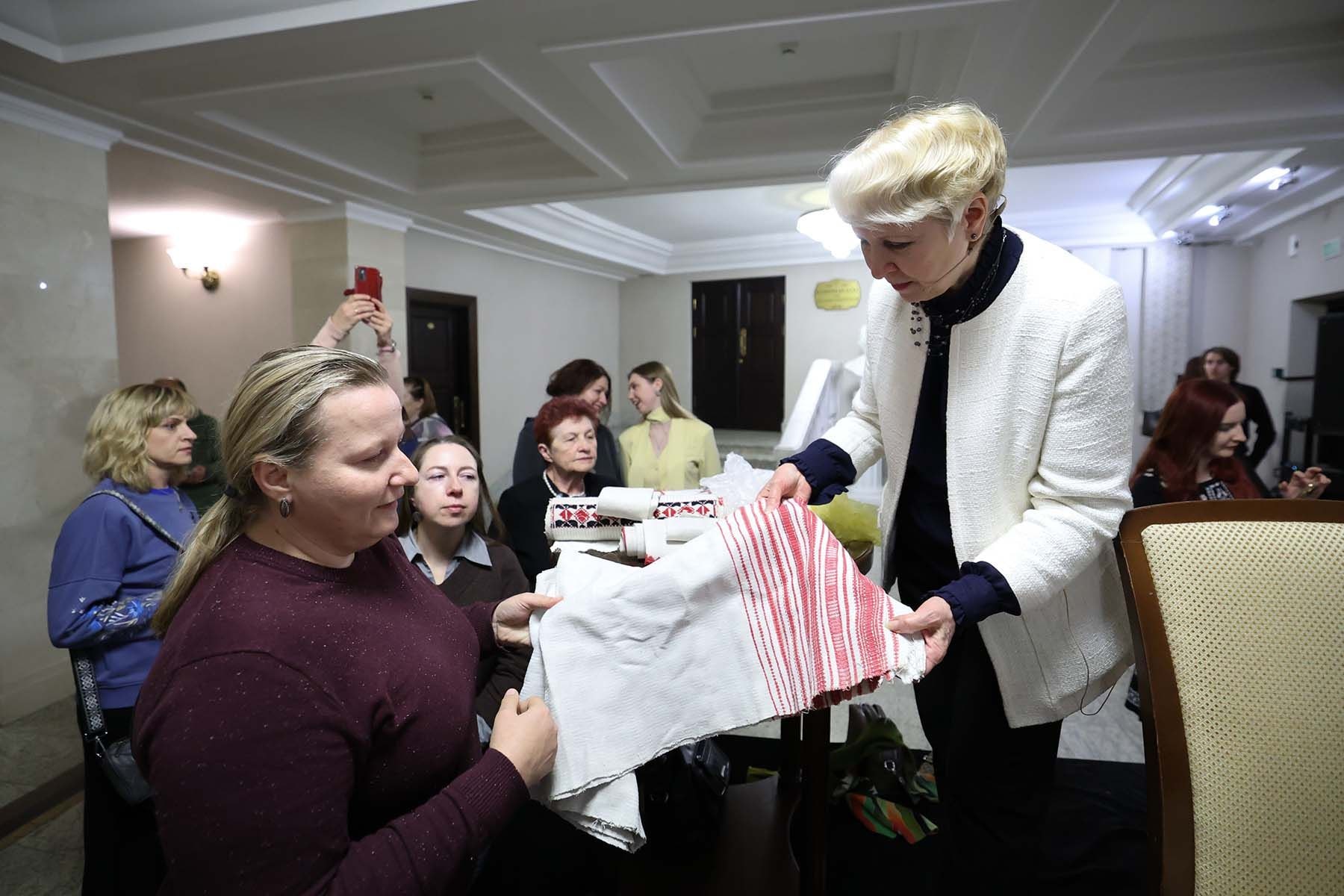 Старший научный сотрудник музея, кандидат искусствоведения Мария Винникова и Наталья (слева). © Павел Орловский, Times.by