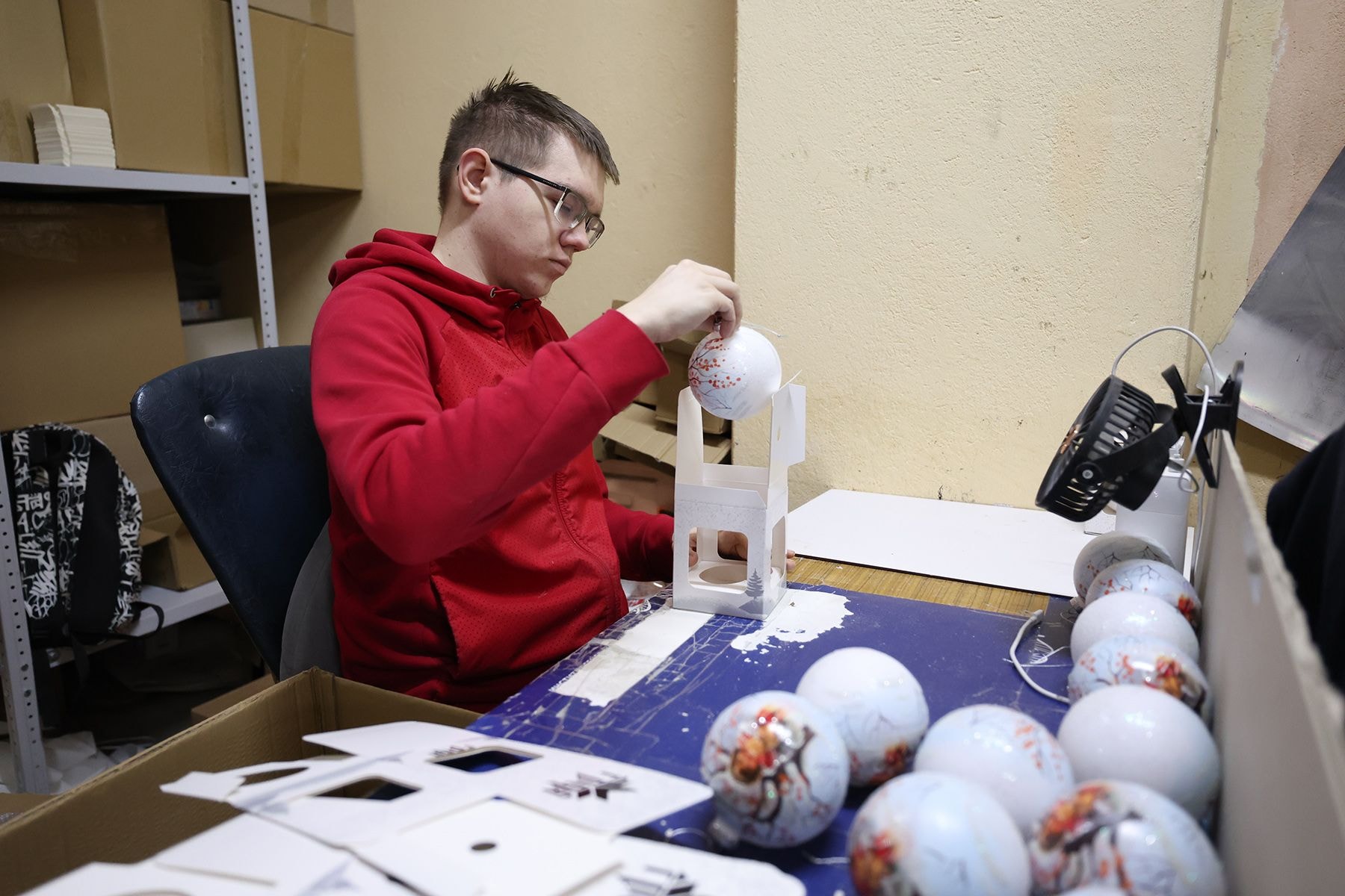 На фабрике елочных игрушек «Грай»