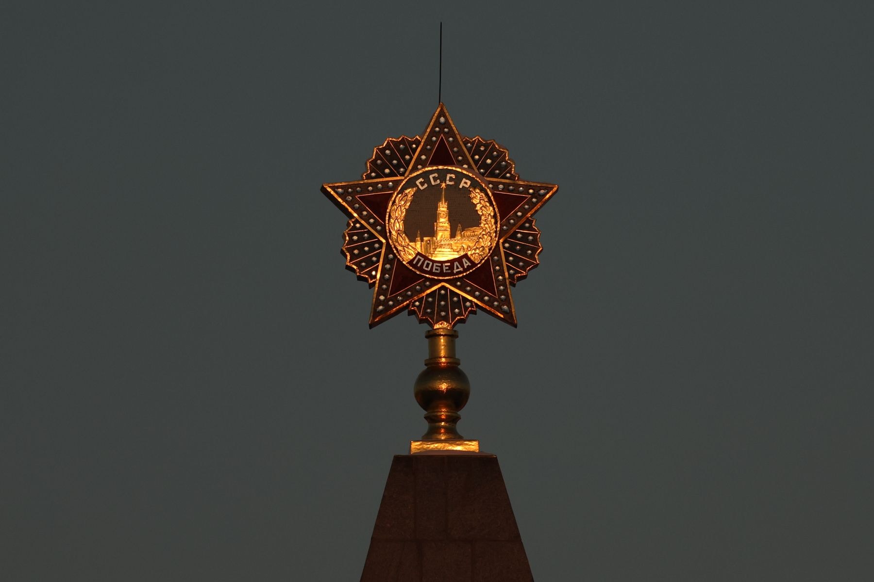 Монумент на площади Победы