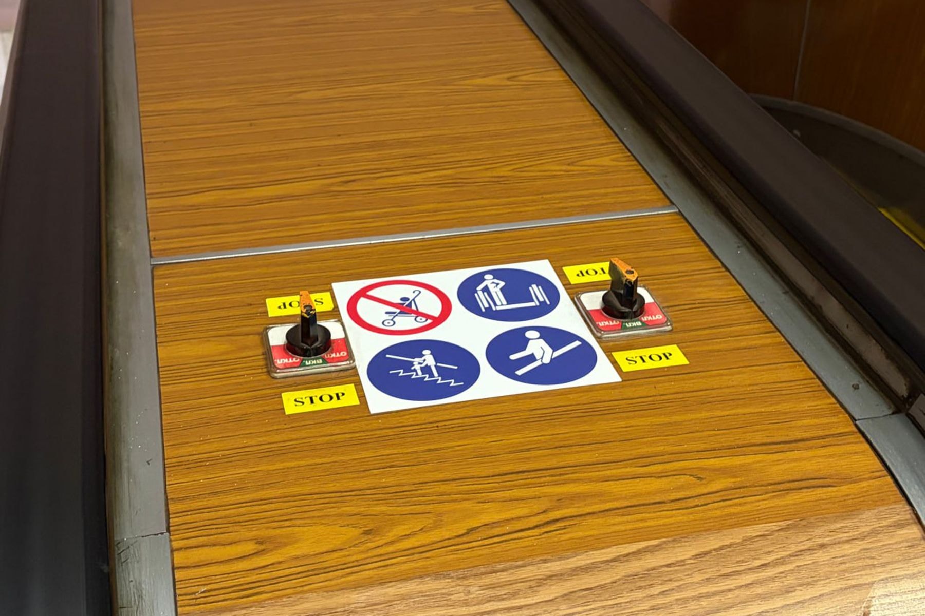 кнопка на эскалаторах в метро