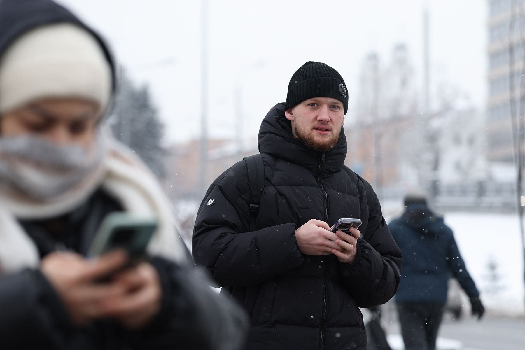 люди с телефонами