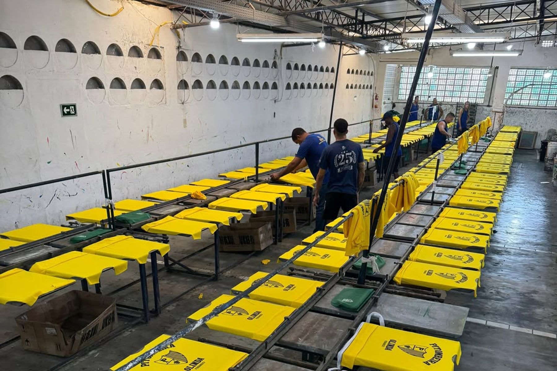 Фабрика, на которой шьют майки карнавальной группы Pitombeira dos Quatro Cantos. © turmadapitombeira, instagram.com