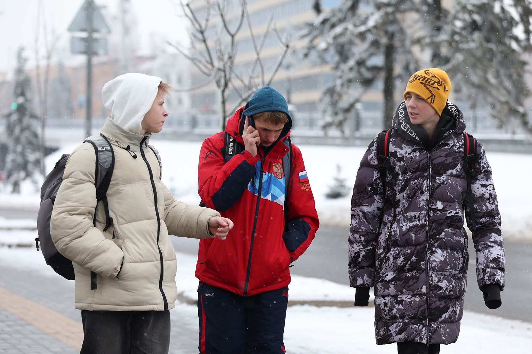 парни с телефоном