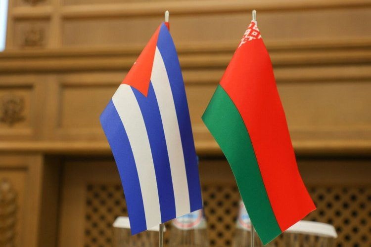 Флаги Беларуси и Кубы