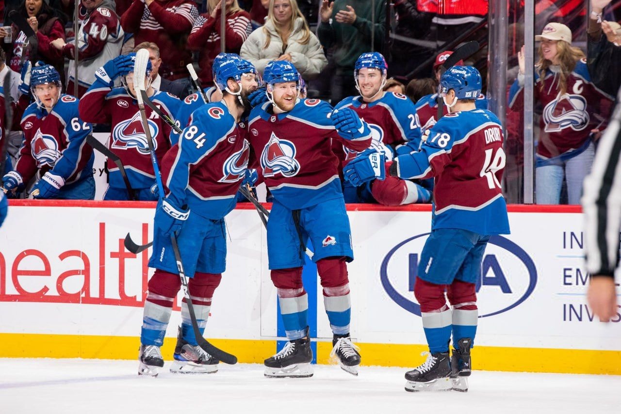 Игроки «Колорадо» поздравляют Илью Соловьева с заброшенной шайбой