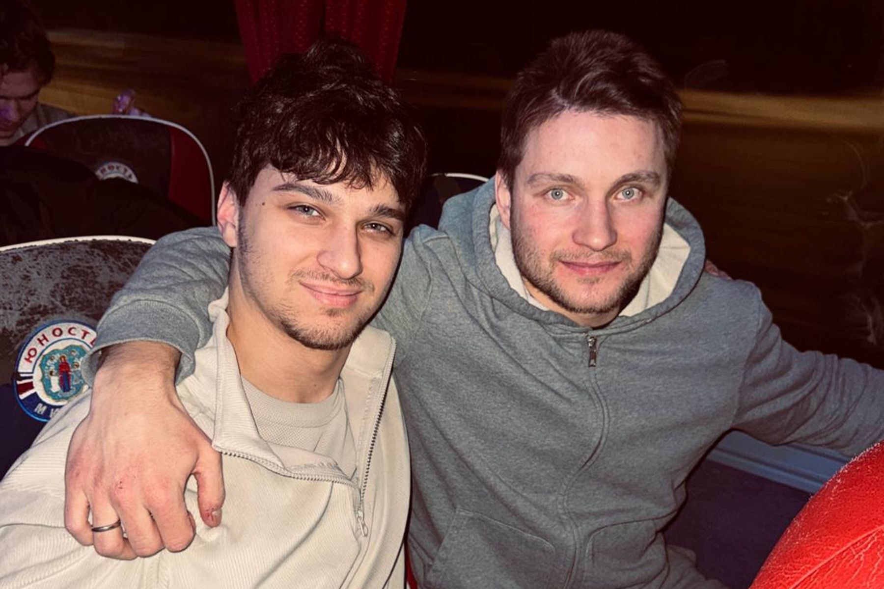 Хоккеисты «Юности» Максим Лемешевский (справа) и Роман Достанко (слева)