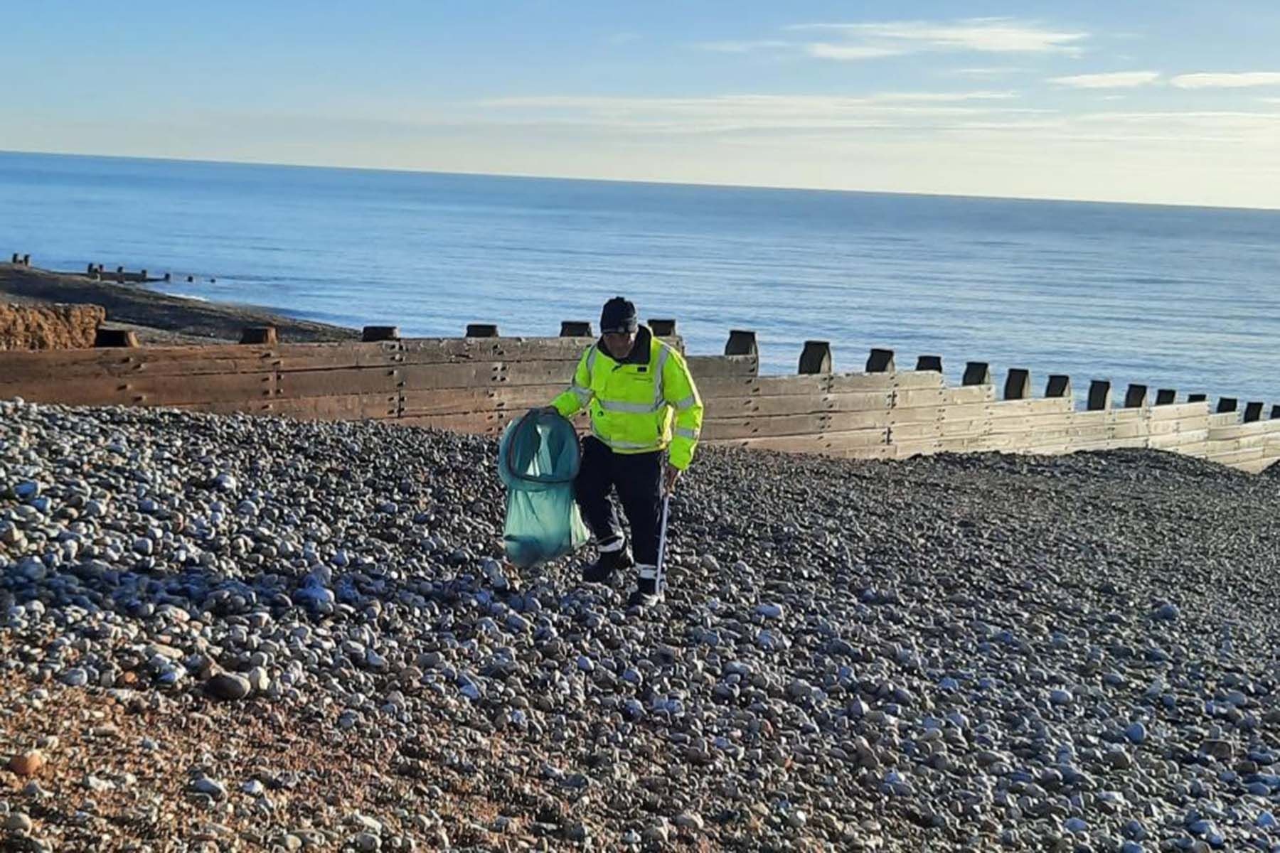 Волонтеры убирают пляж от картофеля фри и лука. © Plastic Free Eastbourne, Facebook 