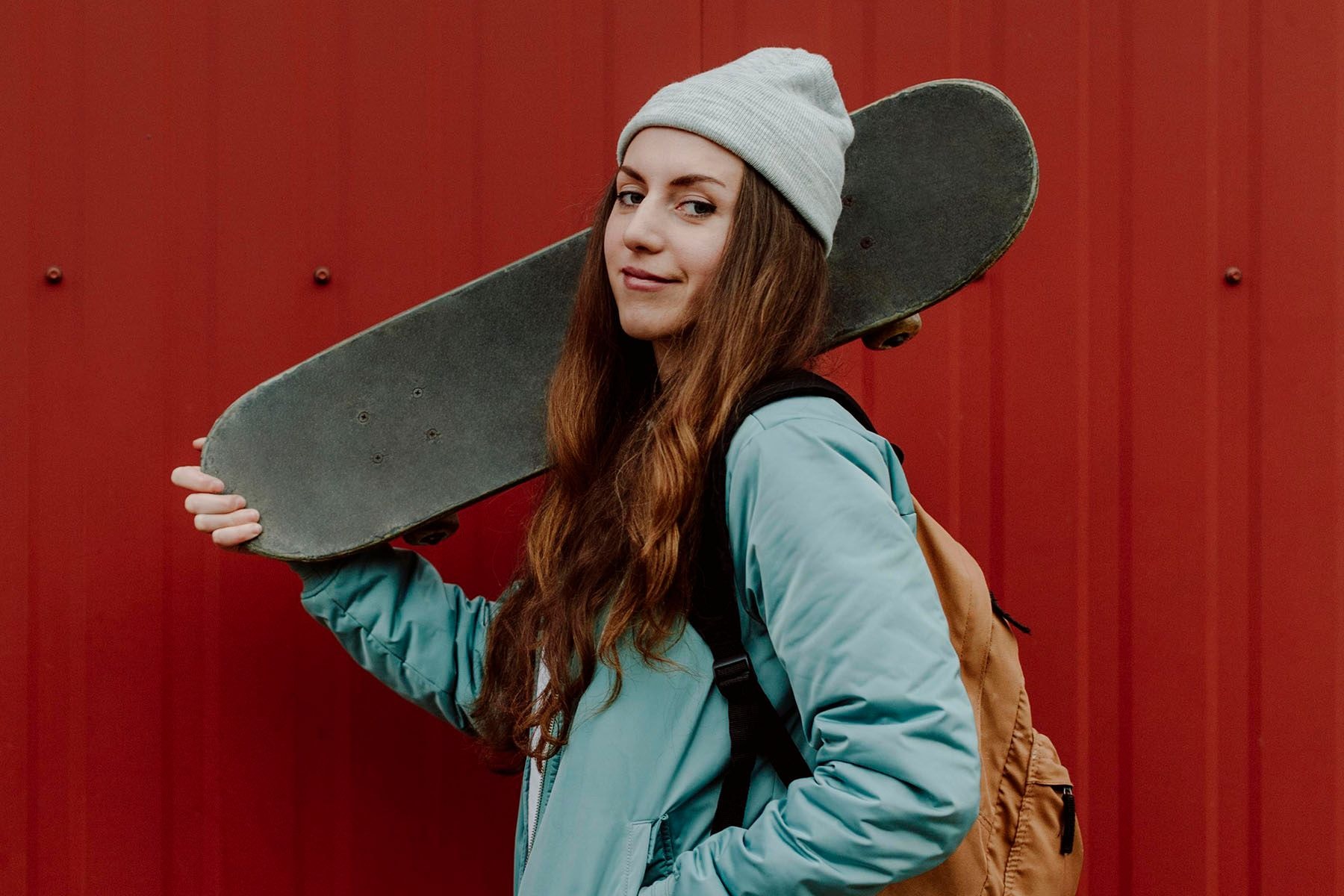 Девушка-подросток со скейтбордом