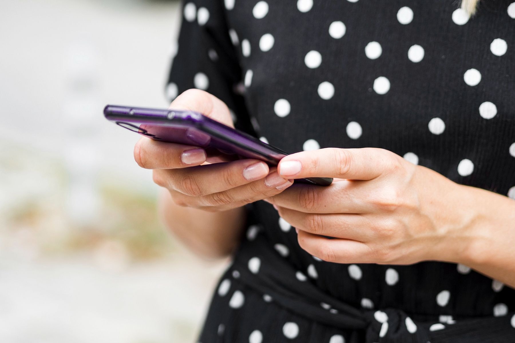 телефон в руке женщины