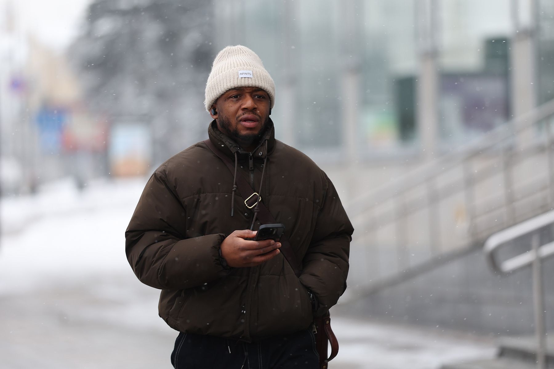 темнокожий с телефоном