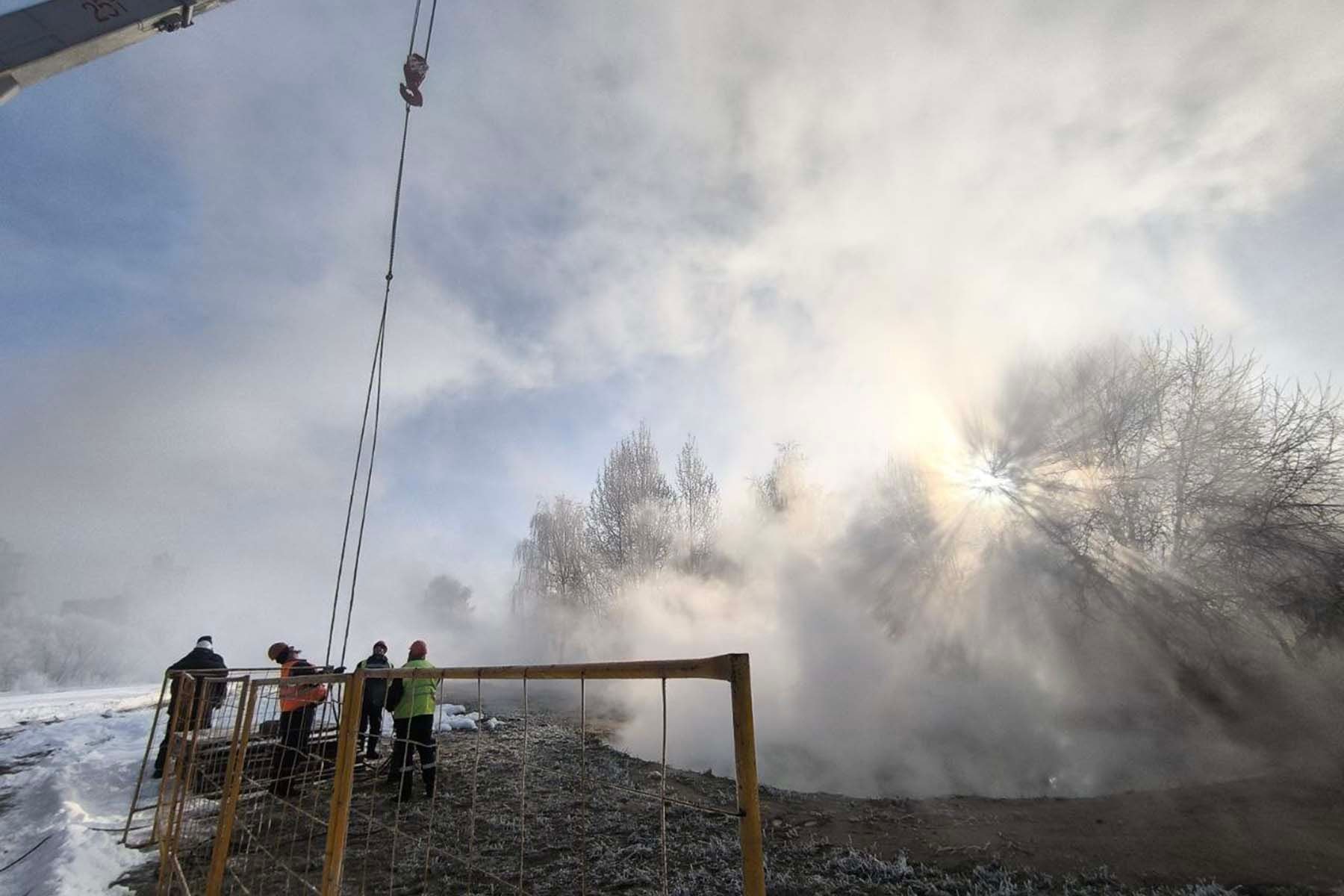 Энергетики работают не месте порыва теплотрассы. © Минэнерго Официальный, Telegram