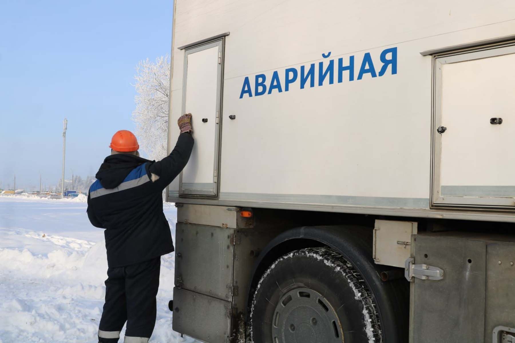 Энергетики работают не месте порыва теплотрассы. © Минэнерго Официальный, Telegram