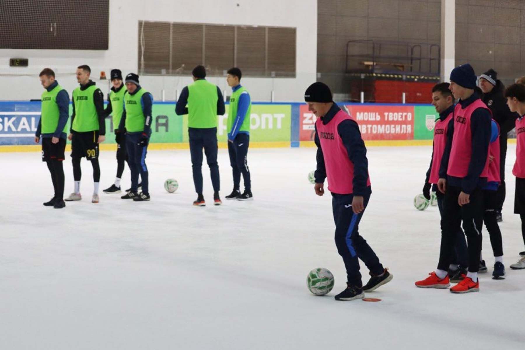 Футболисты пинской «Волны» провели тренировку на льду. © Официальный сайт футбольного клуба Волна (Пинск)