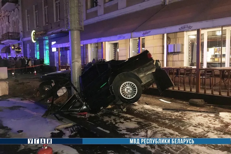 Удар был такой силы, что автомобиль «обнял» столб. © УВД Гомельского облисполкома