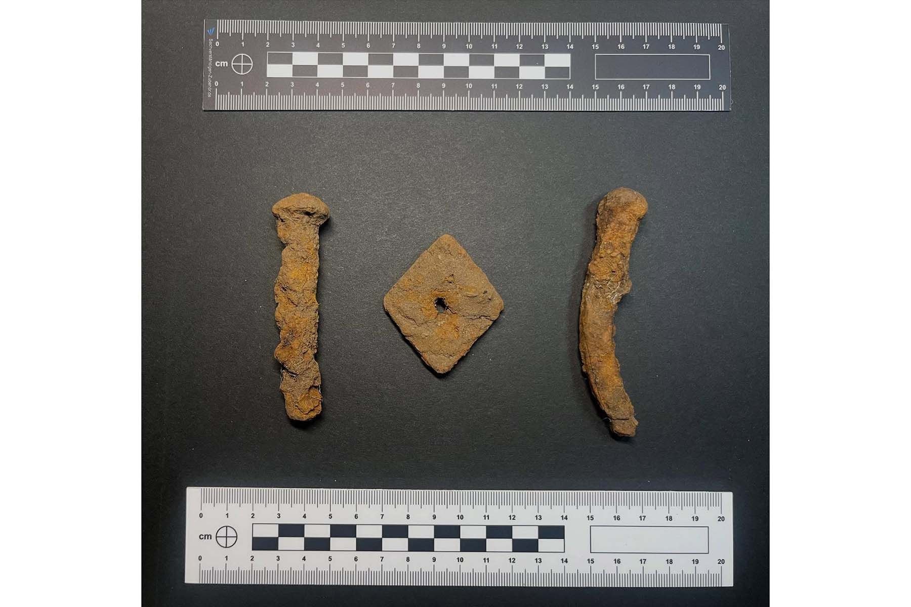 Металлические корабельные заклепки, найденные в районе кургана. © Steve Dickinson, Facebook