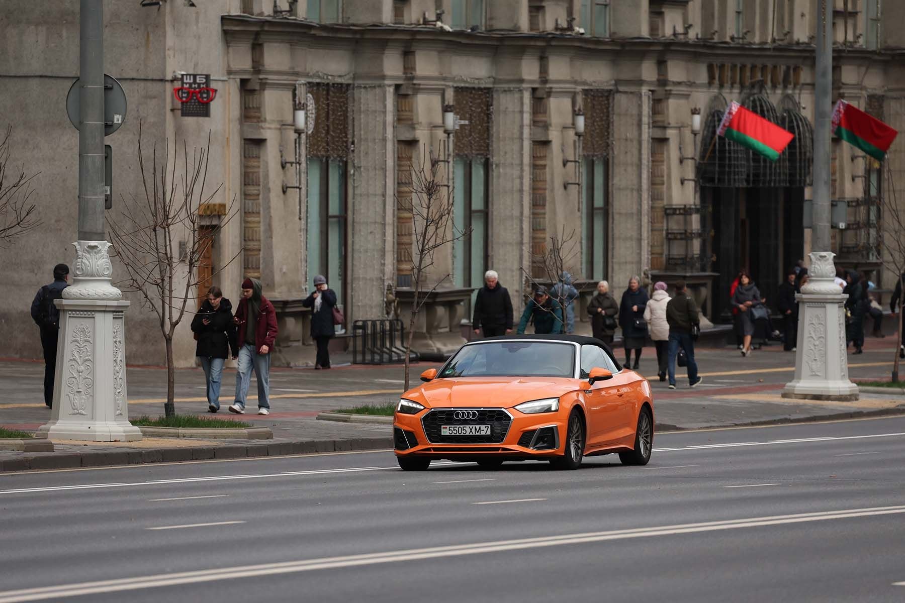 Машина в городе