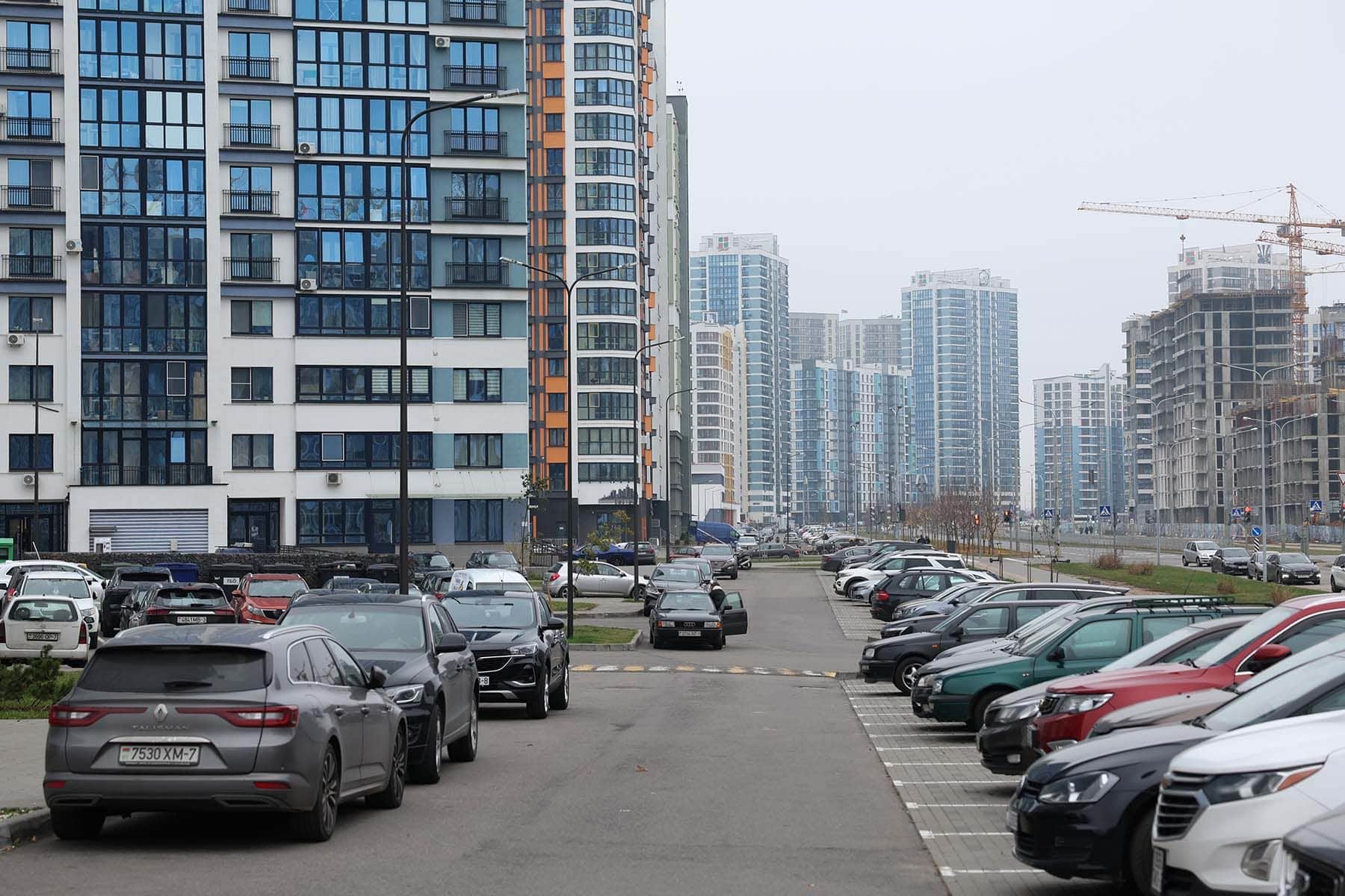 Машины на парковке