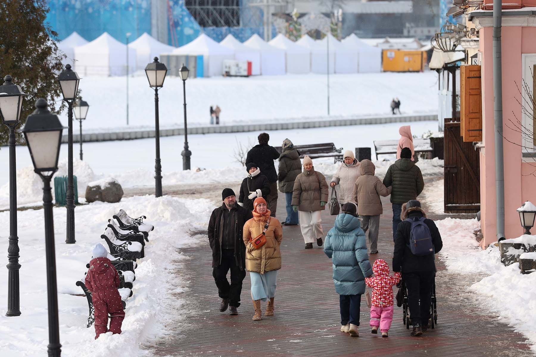 Минчане на улице города