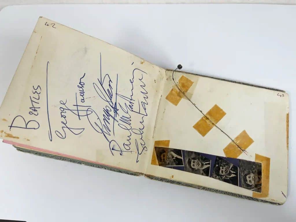 Джон Леннон, Пол Маккартни, Джордж Харрисон и Ринго Старр оставили свои автографы после концерта в 1963 году.