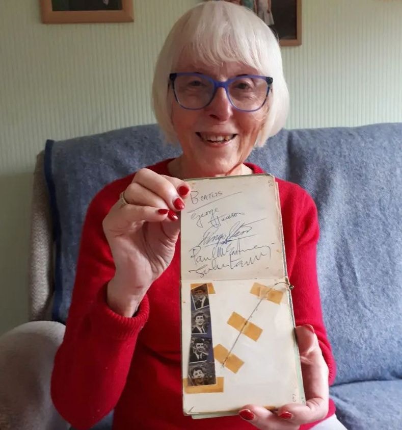 79-летняя Элизабет Солт решила продать свою записную книжку, в которой собраны автографы десятков знаменитых музыкантов