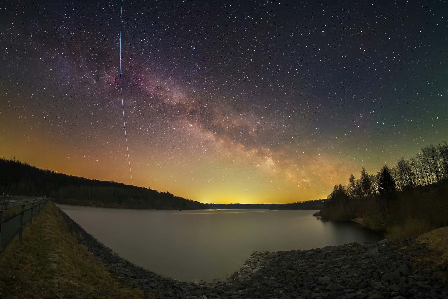 Движение спутников Starlink в ночном небе. © Evgeni Tcherkasski, Unsplash.com