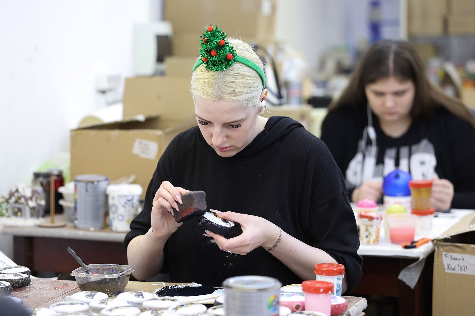 На фабрике елочных игрушек «Грай»